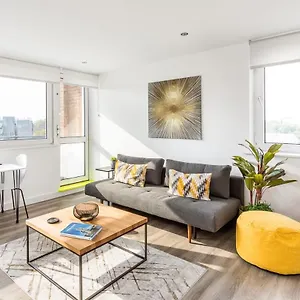 Bright Bridge Apartment London
